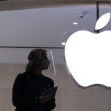 Les deux plaignants estiment que leurs livres font partie des contenus utilisés par Apple dans des bibliothèques clandestines pour son intelligence artificielle (archives). KEYSTONE/AP/MARK LENNIHAN